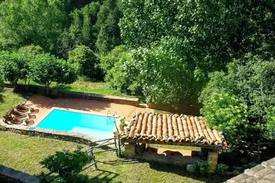 Image de Maison isolée en pierre et en bois, nichée dans la forêt