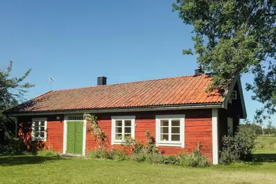 Image de Maison en bois datant du XIXe siècle, située sur un grand terrain à la campagne