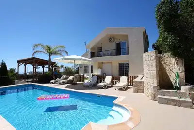 Image de Stunning 5-bedroom villa with private pool, panoramic sea and mountain views.