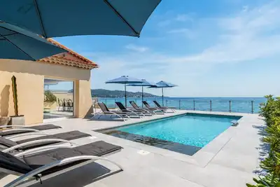 Image de Villa luxe pieds dans l'eau avec piscine, grande capacité, jacuzzi et services