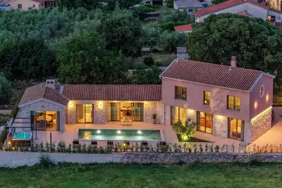 Vila Da Ella by Istrabook
