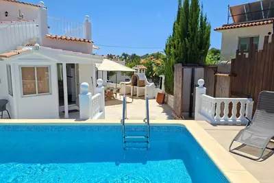 Thomas House, Calpe, sleeps 8, 4 bedrooms, pool