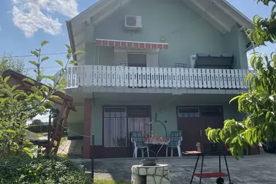 Image de Maison de vacances avec grand jardin, pavillon de jardin et barbecue