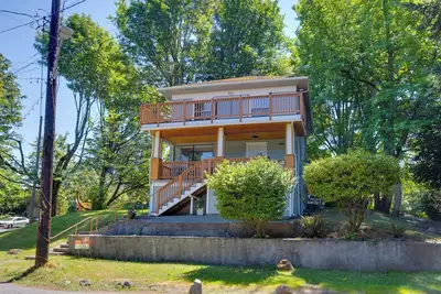 Easy Access to Dtwn! Seattle Group-Friendly Home