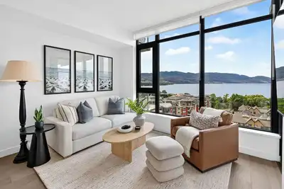 Image de Experience luxury lakefront living at Aqua Kelowna. This elegant 1-bed retreat features a king suite & soa bed, spa-inspired bath, designer kitchen, and private patio with stunning Okanagan Lake views, plus resort pool/gym access.