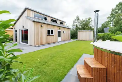 Image de This new wooden cottage offers peace and relaxation. Take a dip in the hot tub, grill a steak on the barbecue, or retreat to the loft with a good book. The cottage is fully equipped for a carefree vacation or weekend getaway.