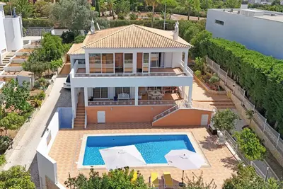Image de Villa Familiale : Piscine Privée, Golf et Superbes Plages