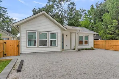 Image de New Modern Haven Cottage near Downtown & Beaches. Quiet, Cozy and Pet Friendly