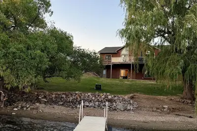 Image de 4-bedroom 3 bath lakefront home on Brandt Lake