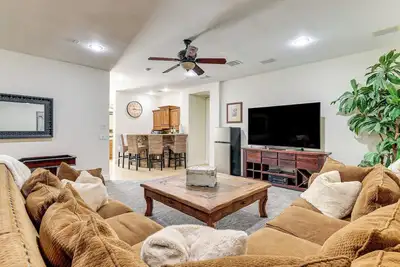 Image de 3 Mi to Dtwn Gilbert! Apt w/ Shared Poolside Oasis