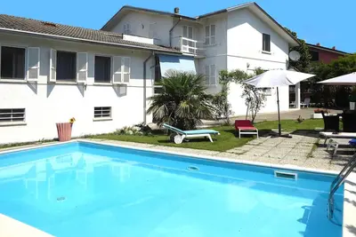 Image de Belle maison de vacances privée avec piscine privée, Wifi, véranda et animaux admis