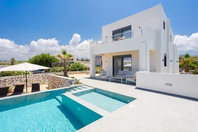 Image de Seaside Villa with Heated Pool, By Hellocrete