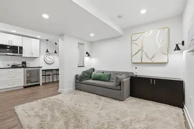 Image de Modern Private Suite in Pittsburgh, Own Entry