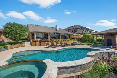 Image de Lakefront 5br - Pool, Gym, Hot Tub, Fire Pit, Golf Cart, Ping Pong, Arcade