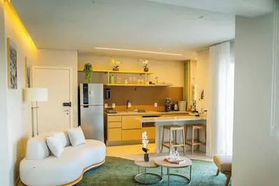 Image de View, Air Conditioning, and Parking Space in the City Center | Lyvvo