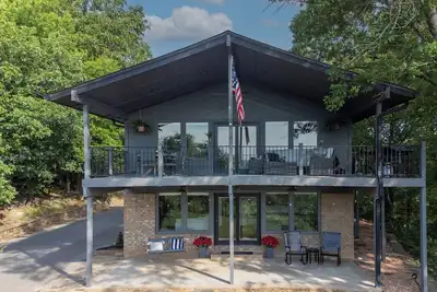Image de Beautiful remodeled home with stunning lake views in Paradise Hill, Gore, Ok