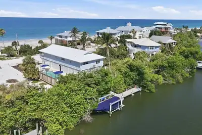 Image de 4br Gulf-view pool home on Palm Island, sleeps 10, Boat Dock
