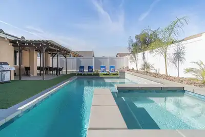 Image de Golden Hour - Pool, Spa, Bbq, Mini-Golf, Gameroom!