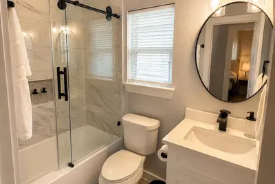 Image de The Black and White Bungalow Lake Conroe