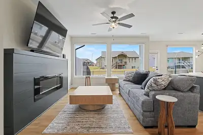 Image de Executive Home in Andover, 4 Br, Fully Furnished with Office and Ev Charger