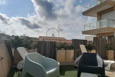Image de Appartement très agréable à 150m de l'océan, terrasse de 50m², cœur de station.