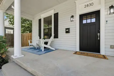 Image de Escape to Gorman Grove—your private Waco sanctuary just 10 mins from Magnolia. <br>Whether you're gathering with family, friends or chasing Chip & Jo dreams, Gorman Grove has historic charm with modern comfort. Welcome!