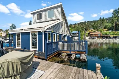 Image de Unique Floating Home on Lake Pend O'reille near Coeur d’Alene, Perfect for a Weekend on the Water