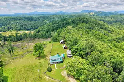 Image de Escape to this spacious countryside retreat featuring beautiful mountain views, a wraparound porch.