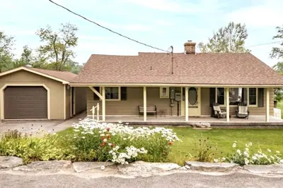 Image de Waterfront Family Cottage with Hot Tub on Gull River, Ontario