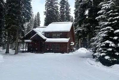 Image de Charming Cabin Escape with Hot Tub & Wraparound Porch in McCall, Idaho