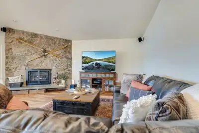Image de Serene Nordic-Inspired Lakeside Retreat with Panoramic Mountain Views Near Breckenridge, Dillon, Colorado