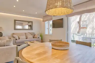 Image de Appartement familial spacieux à 100 m de la mer avec terrasse, parking et climatisation