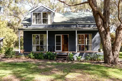 Image de Embrace Nature's Warmth: Cozy Glamping Haven Among Drummond's Gum Trees