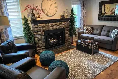 Image de Fireplace & Hot Tub Nights | Walk to Downtown Bend