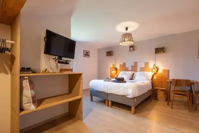 Image de Chambres d'hôtes nos racines - le tson - Chambre avec espace de travail - salon et cuisine partagée