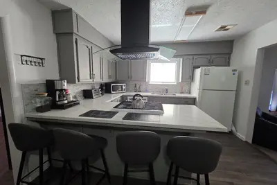 Image de 3-bedroom house with front room, family room and pool, short drive to Sequoias