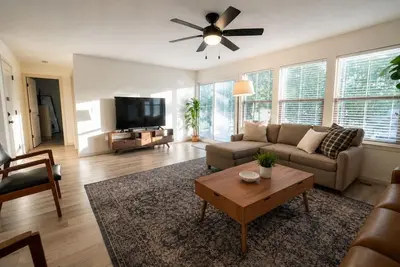 Image de Stylish 4br Home - Sleeps 16