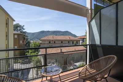 GuestHost - Cozy Apartment with Balcony