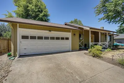 Image de 3 Mi Dtwn! Eugene Family Retreat w/ Yard & Patio