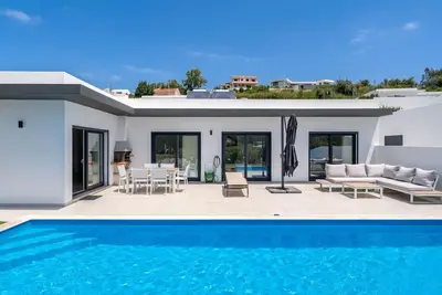 Image de Poolside Retreat in Mosteiros by Lisbeyond