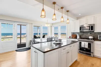Image de Hamptons Best Beach House. On the Sand. Sleeps 8. Parking. Porch. Beach Gear