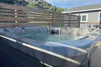 Image de Escape to The Blue Bird – a cozy 2-bedroom cottage with hot tub and partial ocean views! Just 5 mins from Carbonear & 15 mins to Salmon Cove Sands.