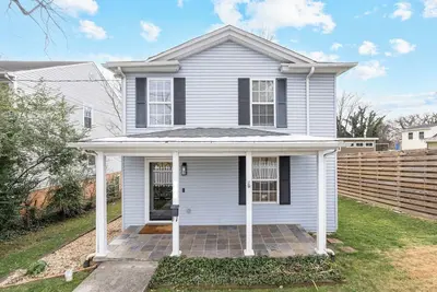 Image de Welcome to The Bolling Belle, a beautifully restored late-1800s home in the heart of the Belmont neighborhood. This stylish 3-bedroom, 2-bath retreat blends historic charm with modern comfort, offering a warm, inviting space.