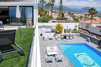 Image de Luxury 5-Bed Villa with Heated Pool, Rooftop Terrace & Sea Views