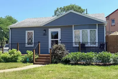 Image de Cottage Style House in Milwaukee’s Bay View Neighborhood – 1 block from Lake!