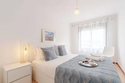 Image de Bright & Spacious Flat with Balcony by HostWise