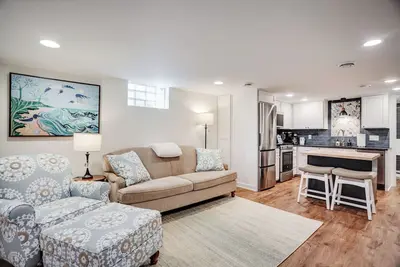 Image de South Minneapolis with easy access to everything!