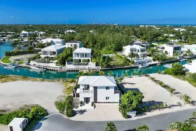 Breathe Easy Villa - Canalfront  in Leeward