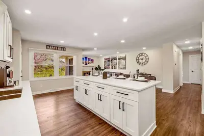 Image de Downtown Oasis! Hot Tub, 2 King Beds, Garage Parking, Huge Private Yard!