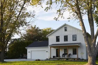 Image de Luxury Modern Farmhouse on Quiet Emerald Cove with Giant Boat Dock!